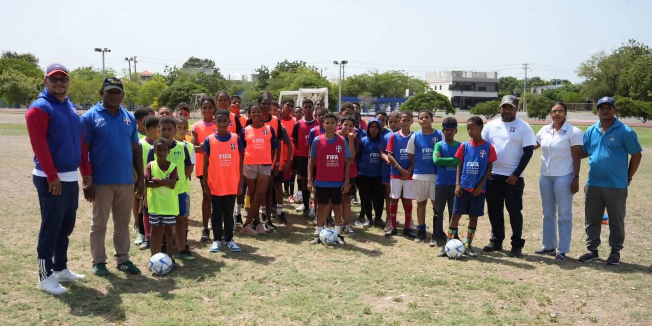 FIFA e INEFI llevan impulso al fútbol escolar en Azua