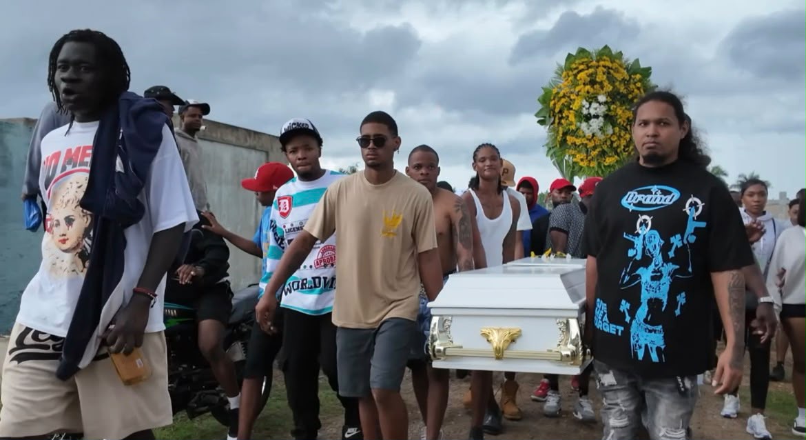 Sepultan los restos de Diddy Glow en el cementerio municipal