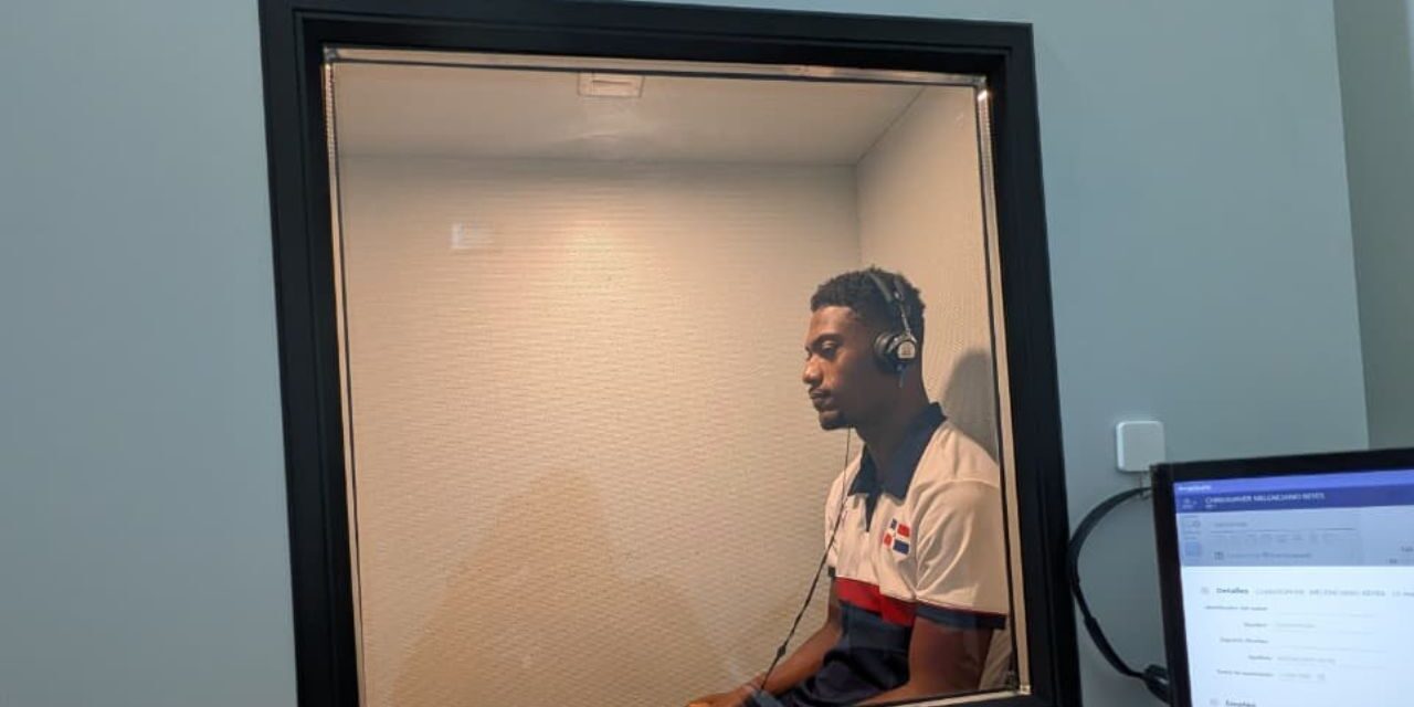 Christopher Melenciano recibe auxiliares auditivos de entrada tecnología de Audioprotésica | De Postrer Minuto