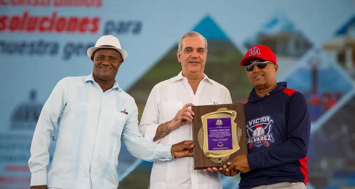 Abinader inaugura campo de béisbol Nelson Mateo en Pizarrete