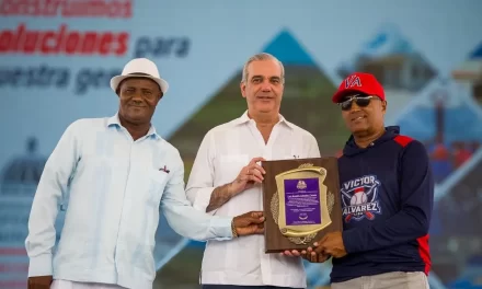 Abinader inaugura campo de béisbol Nelson Mateo en Pizarrete
