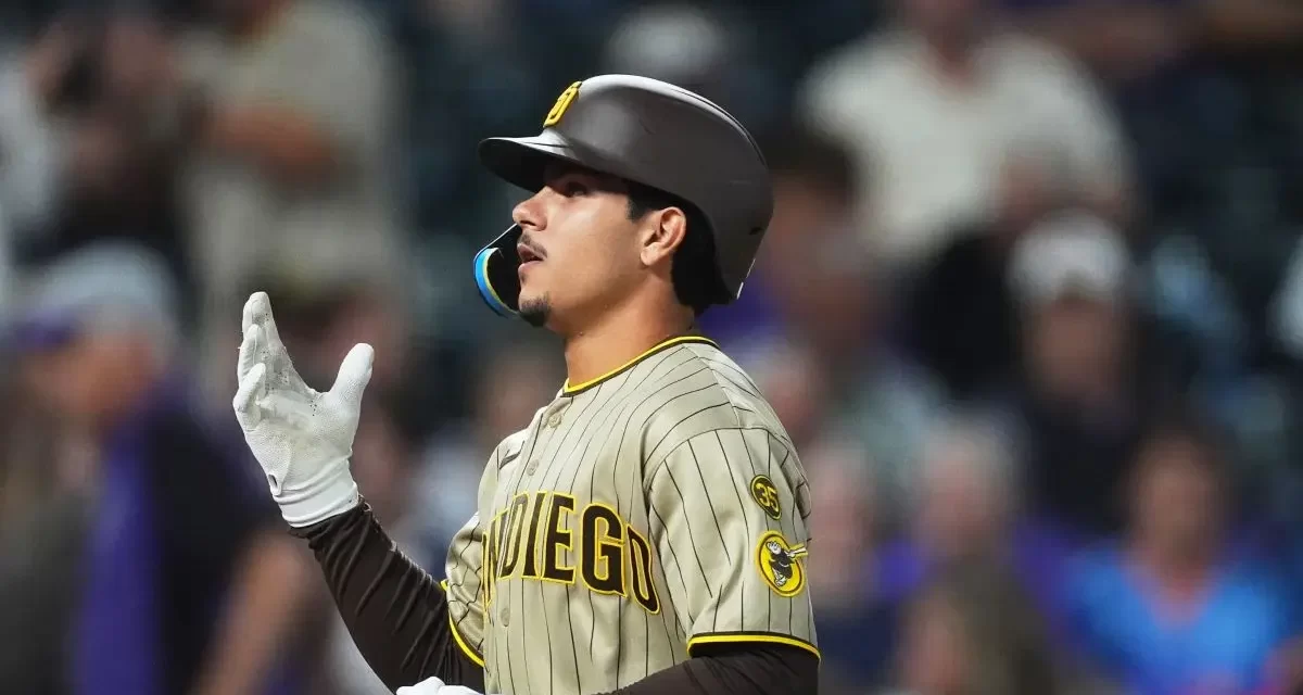 Salas hace historia con sus primeros 2 HR y Padres se afianzan en el 3er Comodín