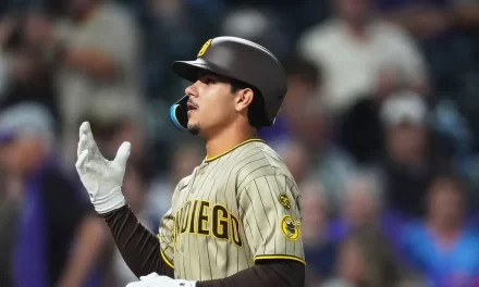 Salas hace historia con sus primeros 2 HR y Padres se afianzan en el 3er Comodín