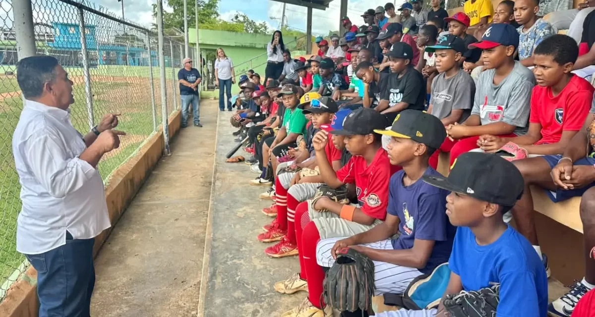 Comisionado de Béisbol impacta a cientos de niños durante etapa educativa