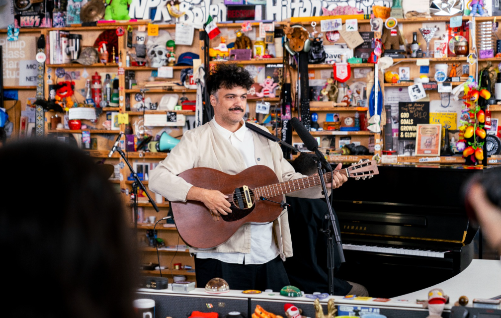 Alex Ferreira llega al Tiny Desk trazando un atlas sonoro