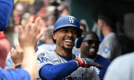 Mookie Betts conecta el jonrón 10,000 de los Dodgers desde su arribada a Los Ángele | De Extremo Minuto