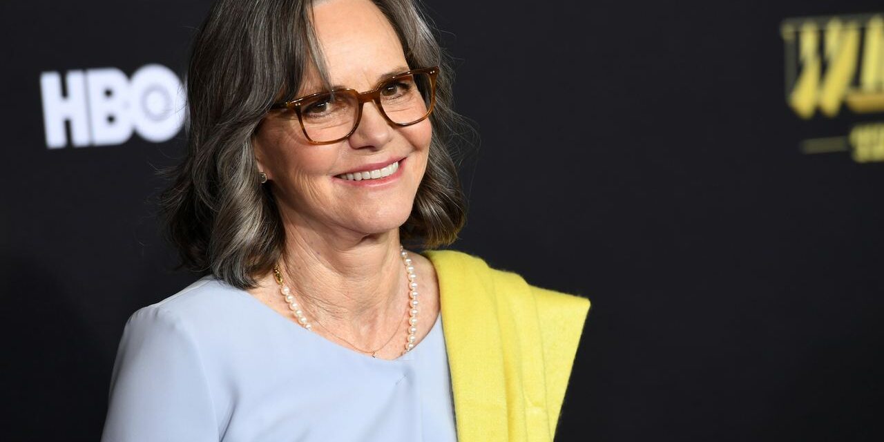 Sally Field logra un hito como la más longeva en vencer Emmy a mejor actriz en una película