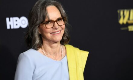 Sally Field logra un hito como la más longeva en vencer Emmy a mejor actriz en una película