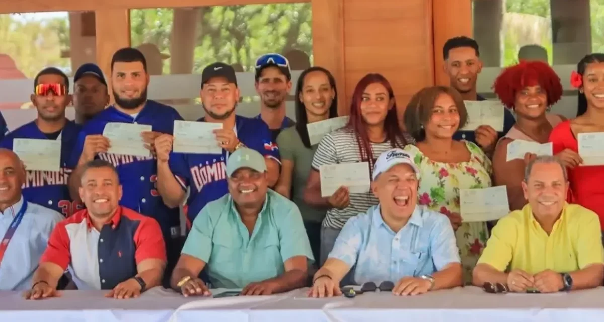 Softbol reconoce a campeones y técnicos de sus selecciones nacionales