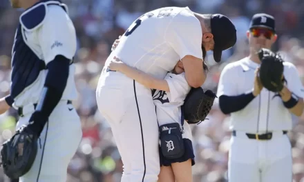 Verlander dice adiós tras una sólida salida y un revolcón inolvidable con su hija