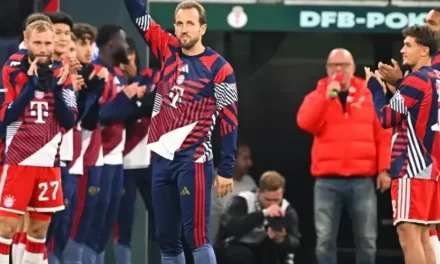 Harry Kane recibe un pasillo de honor tras Balón de Oro