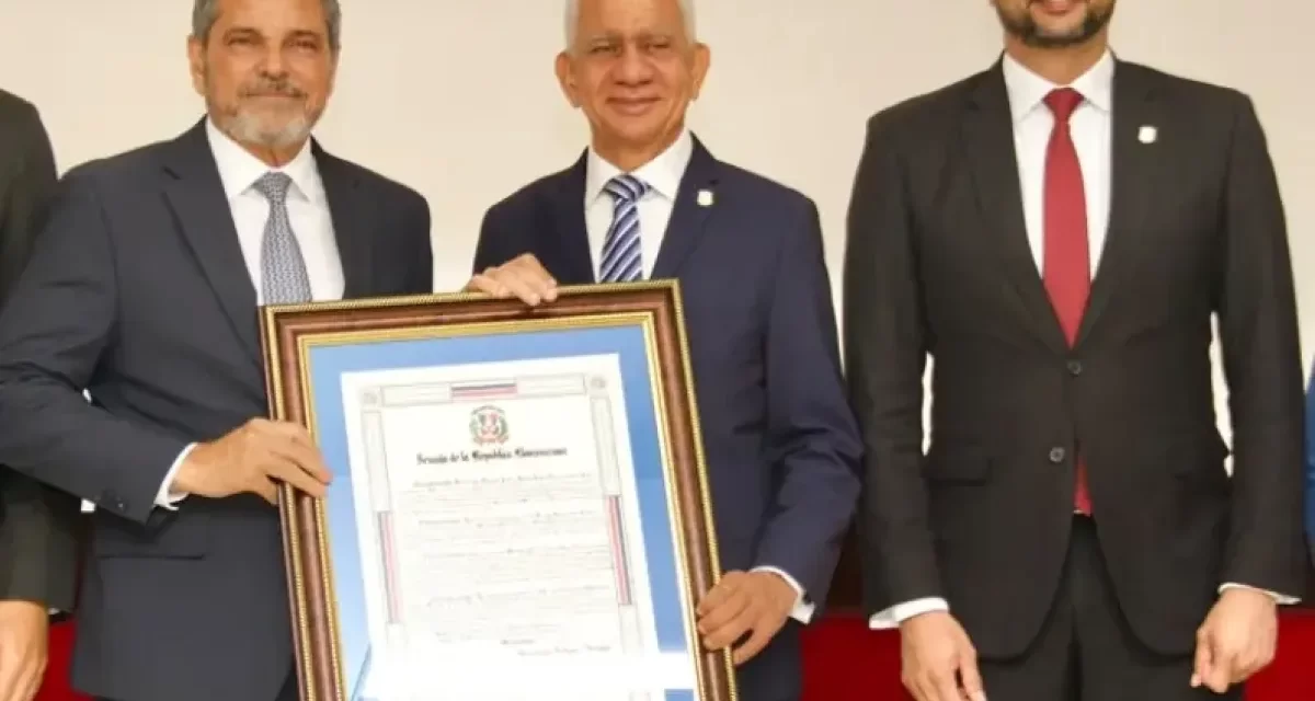 Senado reconoce la trayectoria de Junior Noboa