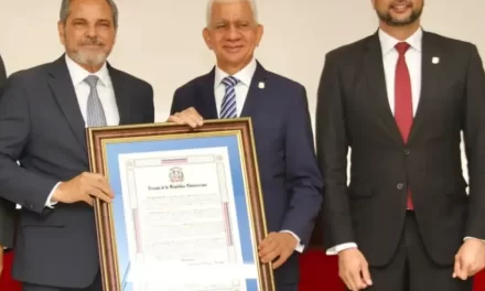 Senado reconoce la trayectoria de Junior Noboa