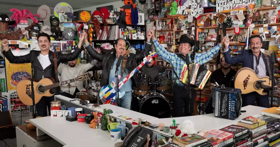 Los Tigres del Norte llevan mensaje migrante a Tiny Desk
