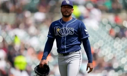 Freddy Peralta iguala Pedro en historia playoffs