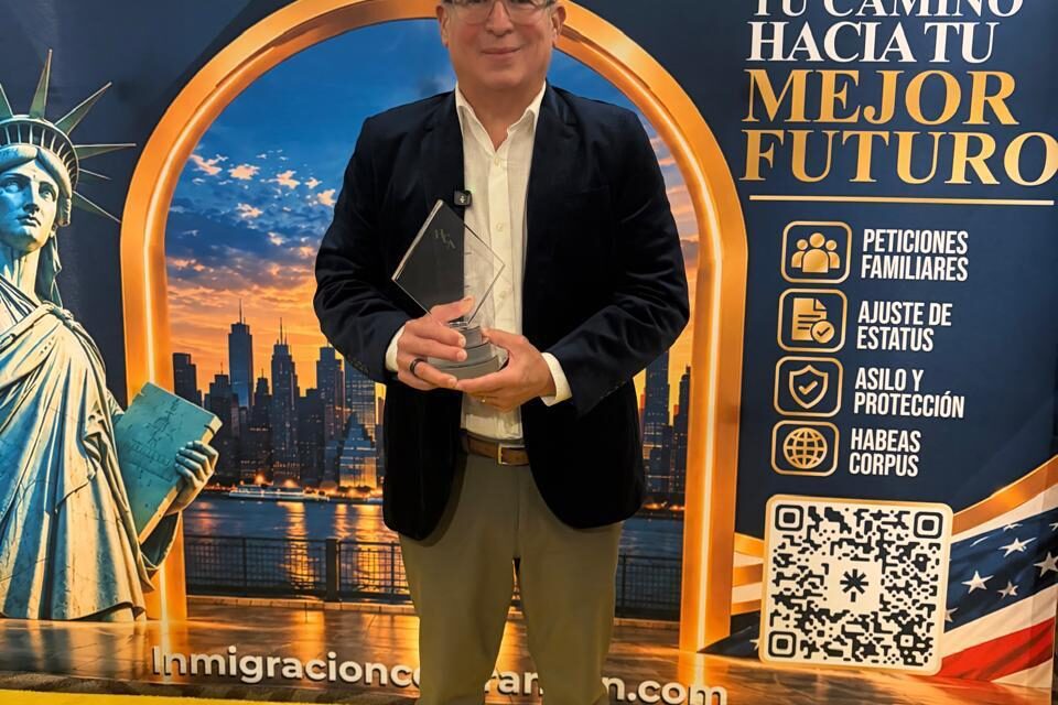Iván Ruiz recibe premio por «La Familia Espejo»