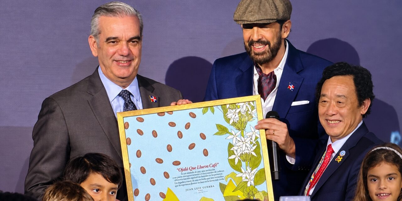 Juan Luis Guerra recibe histórico homenaje de la FAO por “Ojalá que llueva café” | De Postrero Minuto
