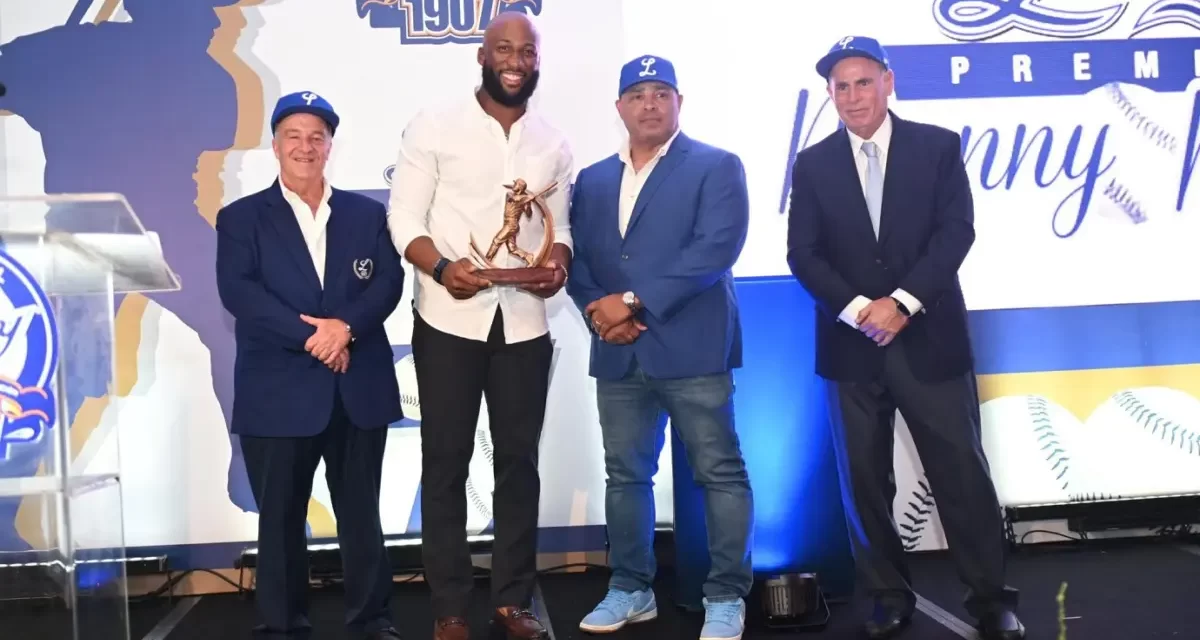 Mel Rojas Jr. recibe el primer premio Manny Mota que entrega el Licey