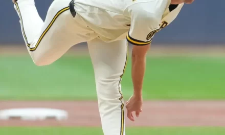 Jacob Misiorowski fija récord de postemporada con primer pitcheo de 104.8 mph.