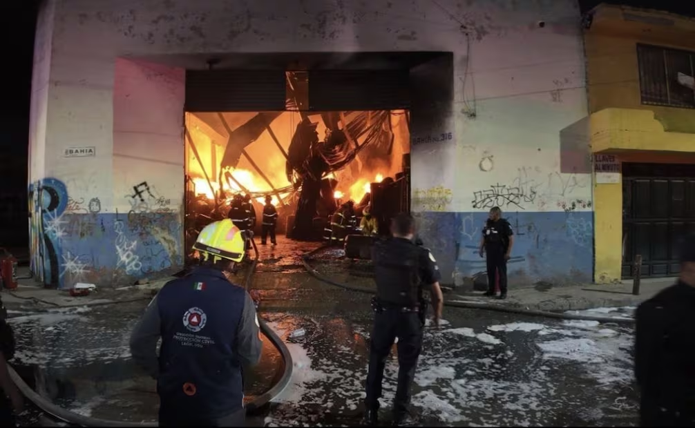 Muere vocalista de El Bronco y su Banda tras sufrir quemaduras en incendio en fábrica de México 1 | Noticias de hoy en República Dominicana La tarde del vienes 23 de octubre, el joven vocalista se encontraba laborando en la empresa de productos químicos. (28/10/26) Foto: Especial.