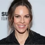 Hilary Swank anuncia que está preñada de su tercer hijo a los 52 abriles