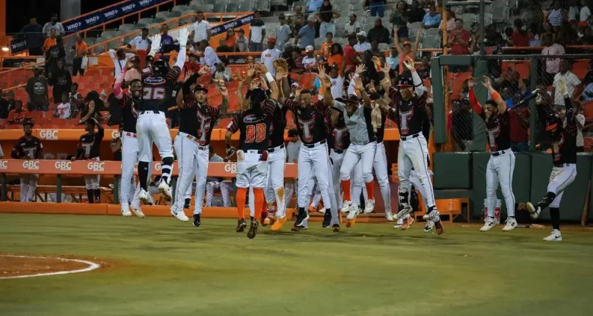 Toros blanquean 6-0 a los Gigantes en el corral