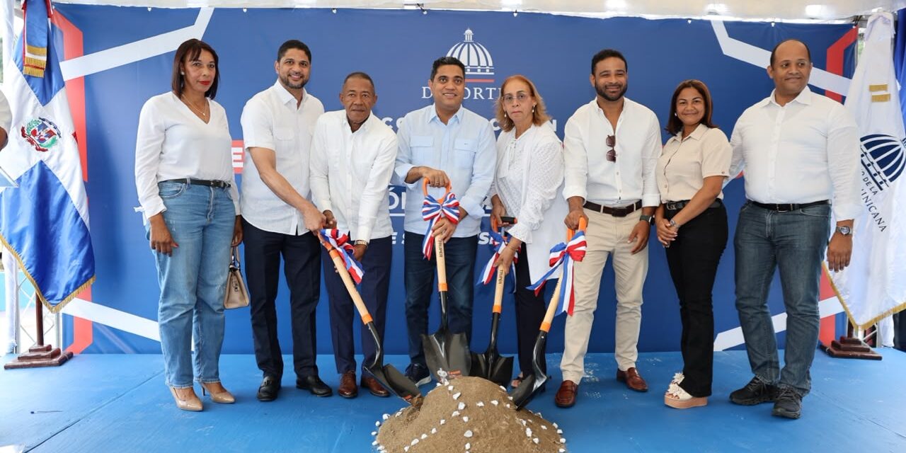 Kelvin Cruz inicia construcción de multiuso en Los Cacaos
