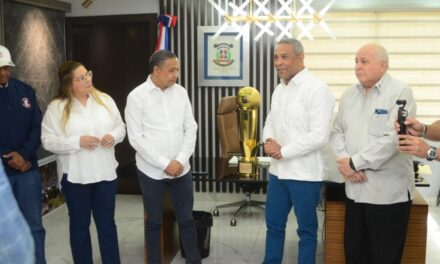 Gigantes de San Francisco reciben la copa de campeones