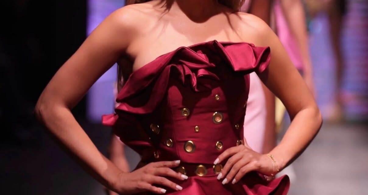 Leli Hernández luce un diseño borgoña de Tiffany Fermín Díaz