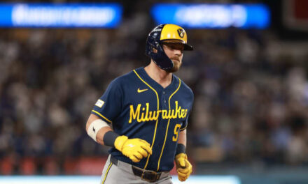 Cerveceros vencen a Dodgers con jonrones de Bauers y Chourio y se acercan a la Serie Mundial | De Postrero Minuto