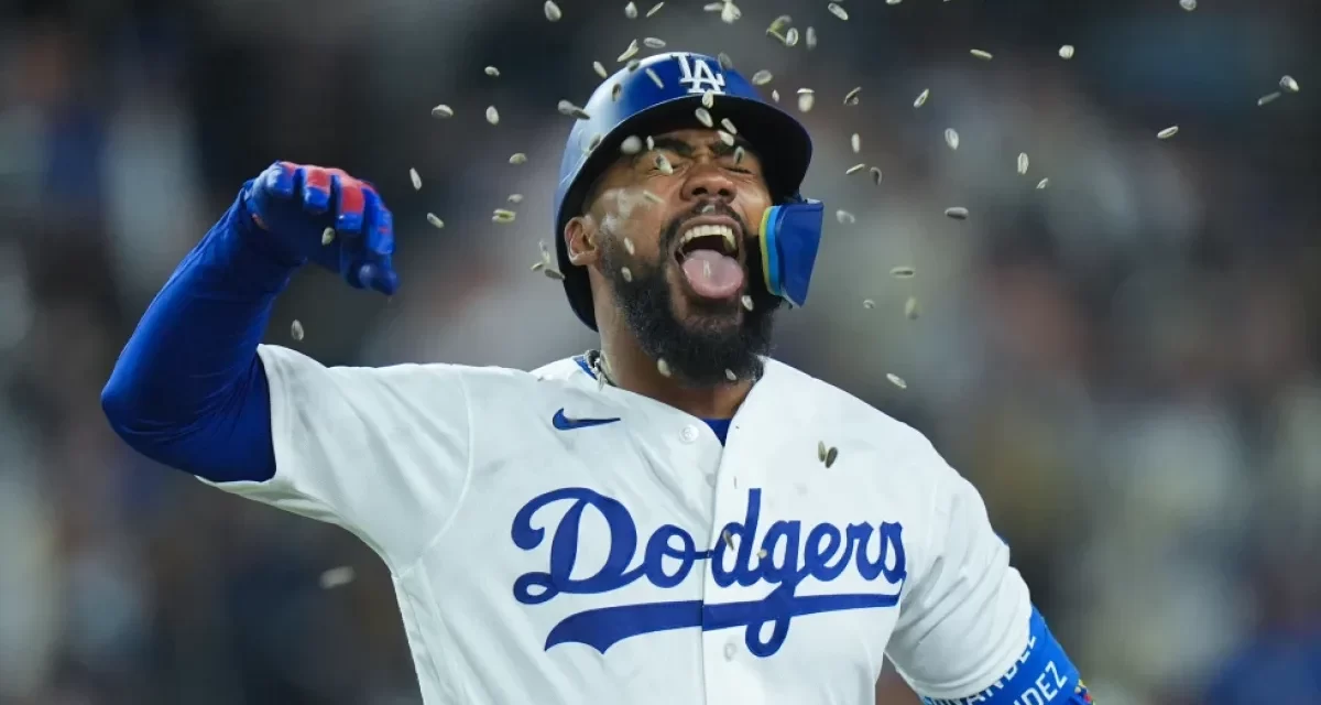 Jonronazo de Teóscar Hernández conduce a Dodgers sobre Bravos; y lo celebra con un gran ‘bat-flip’