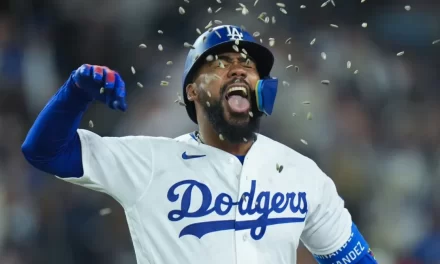 Jonronazo de Teóscar Hernández conduce a Dodgers sobre Bravos; y lo celebra con un gran ‘bat-flip’
