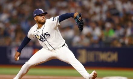 Freddy Peralta domina y los Rays empatan la Serie de Campeonato de la Liga Americana | De Zaguero Minuto